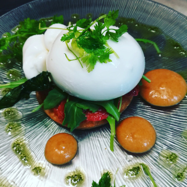 Burratine sur sablé à l'anchois et tomates confites